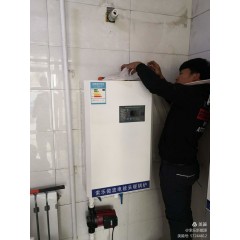 電采暖鍋爐：安裝10千瓦的微波電采暖鍋爐，可供100平米房屋取暖，4200元(免費(fèi)保修10年）?，F(xiàn)鉅惠安裝價(jià)3700元。每村三戶，數(shù)量有限，先購(gòu)先得。